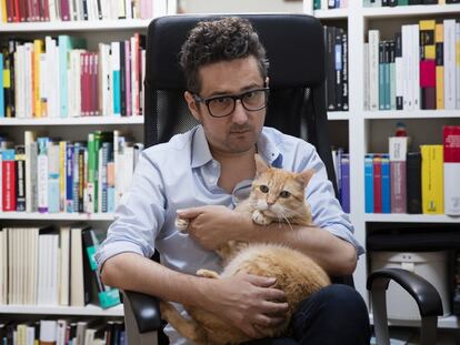 El escritor argentino suele trabajar en su estudio bajo la atenta mirada del felino.