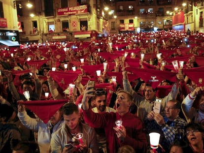 Miles de personas despiden los Sanfermines 2016 en Pamplona.