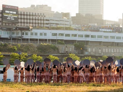 La multitudinaria protesta nudista dirigida por Spencer Tunick.