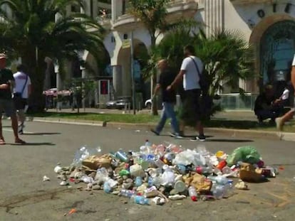 La basura señal el sitio donde fue abatido el terrorista de Niza.