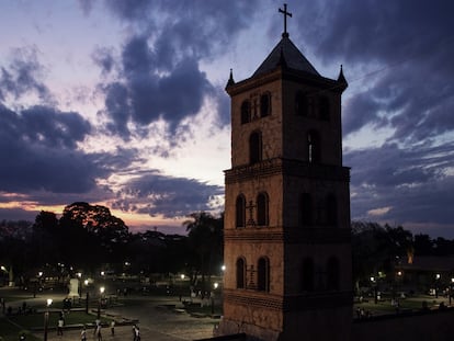 Vista del atardecer de la plaza y la iglesia de San José en la Chiquitania boliviana.