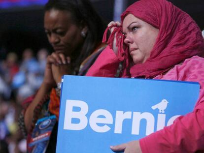 Un admiradora de Bernie Sanders en la convención demócrata.