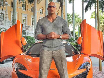 Dwayne Johnson luce coche en una imagen de la serie de la HBO que protagoniza, 'Ballers'.