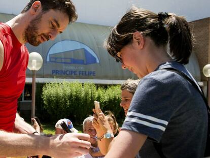 Pau Gasol firma un autógrafo. Foto: EFE