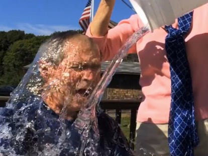 El expresidente de EE UU George W. Bush durante el reto del 'ice bucket'.