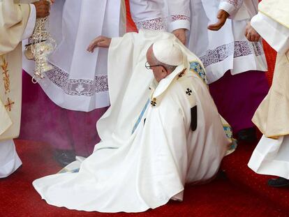 El Papa Francisco se tropieza y sufre una caída durante una misa en Polonia