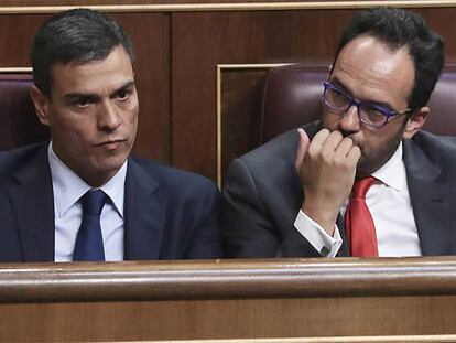 Pedro Sánchez y Antonio Hernando en el Congreso