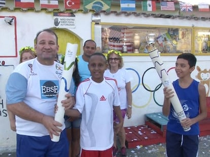 Jarbas Carlini junto a los niños de su barrio durante las 'minolimpiadas' que organizó.
