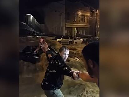 Una cadena humana salva de la muerte a una mujer en Maryland