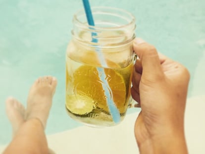 Esta es la razón por la que los dedos se arrugan al ponerlos en remojo