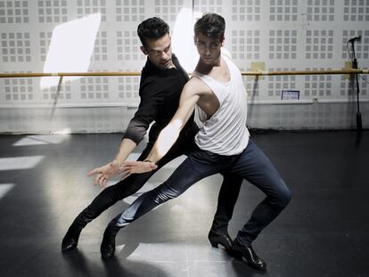 De negro, Antonio Najarro, director del Ballet Nacional de España. A su lado, Carlos Romero, de 23 años, es el último bailarín que se ha incorporado a la compañía.
