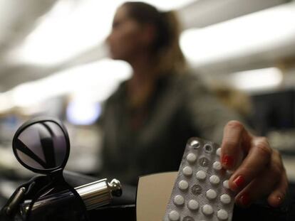 Una mujer coge pastillas de lorazepam de su bolso.