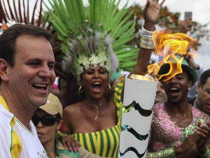 El alcalde de Río, Eduardo Paes, con la antorcha olímpica.