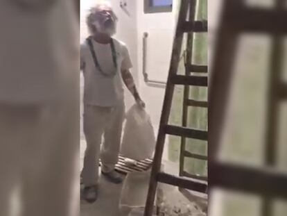 Uno de los albañiles en las instalaciones de la Villa Olímpica.