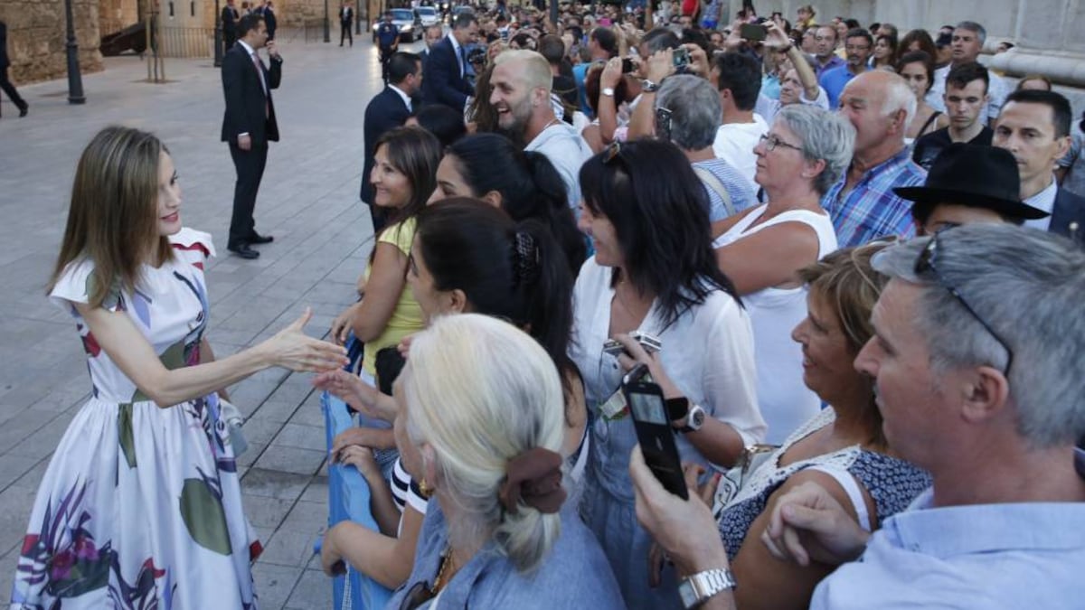 La reina Letizia cambia a Felipe Varela por Juan Vidal Estilo