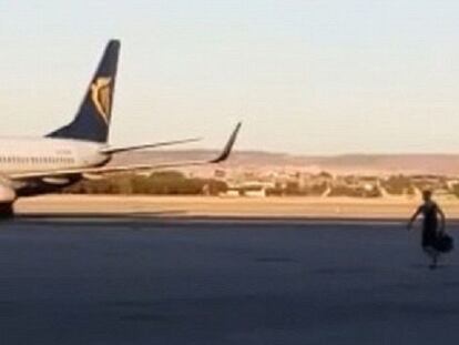 Un pasajero corre tras un avión en movimiento en Barajas.
