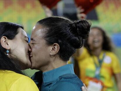La jugadora del equipo brasileño Isadora Cerullo besa a su prometida Marjorie Enya.
