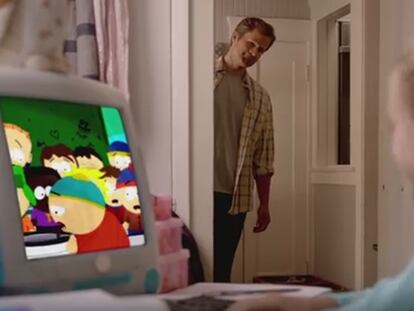 Un hombre mira a su hija, mientras esta ve la polémica serie.