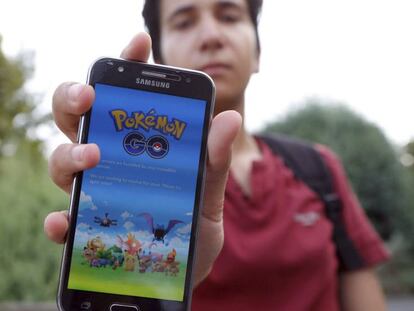 Un joven iraní muestra una imagen del juego 'Pokémon Go'.