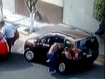 Una mujer rescata a sus dos hijos durante el robo de su camioneta