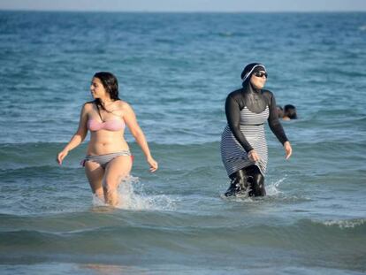 Una mujer con burkini en Túnez.