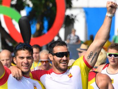 Saul Craviotto y Cristian Toro celebran la medalla de oro.