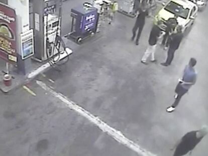 Grabación de seguridad de la gasolinera de Río en la que los nadadores de EE UU protagonizaron un altercado.