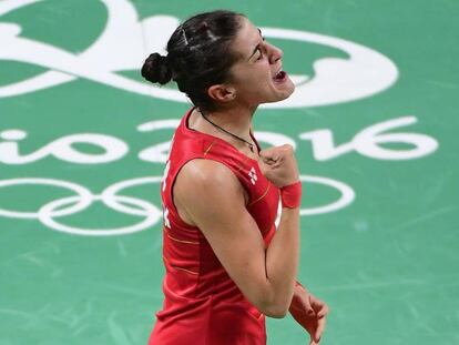 Carolina Marín celebra su victoria.