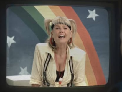 La actriz Xuxa, participando en un vídeo promocional de la serie 'Stranger things'.