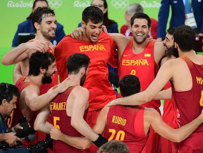 La selección de baloncesto celebra la medalla de bronce.