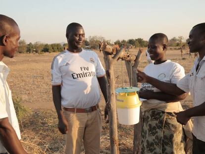 Agricultores contra la enésima plaga de Malawi