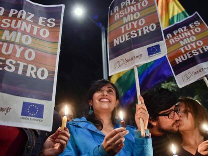Jóvenes colombianos celebran el acuerdo entre el gobierno colombiano y las FARC
