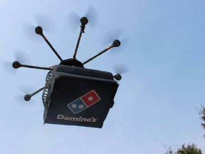 Uno dron lleva una pizza a domicilio en Auckland, en Nueva Zelanda.