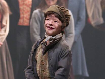 Gaten Matarazzo, saludando al público tras actuar en Les Misérables en 2014.