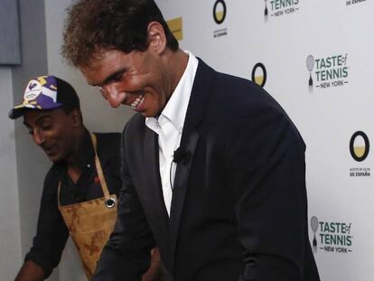Rafa Nadal coge la sartén para promocionar el aceite español