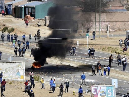 Los mineros bolivianos se enfrentan a los antidisturbios.