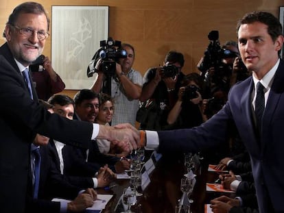 Mariano Rajoy y Albert Rivera, ayer durante la reunión para alcanzar el acuerdo entre el Partido Popular y Ciudadanos.