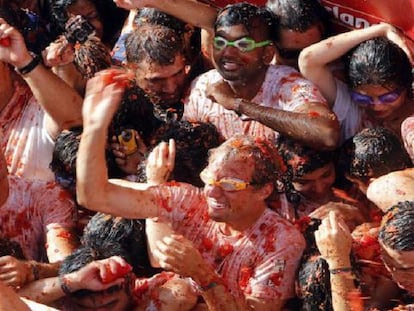 Algunos asistentes a la Tomatina, en Buñol (Valencia).