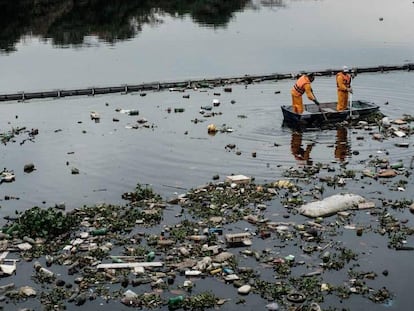 Labores de limpieza en la desembocadura del río Meriti en Brasil.