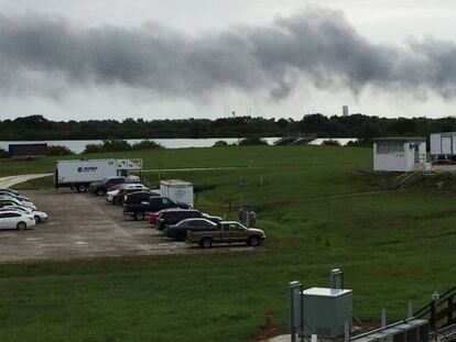 A explosão de um foguete deixou um rastro de fumaça na Florida.
