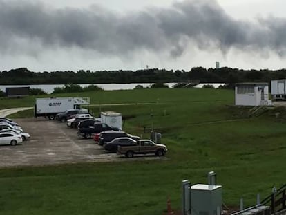 La explosión de un cohete ha dejado una cortina de humo en Florida.