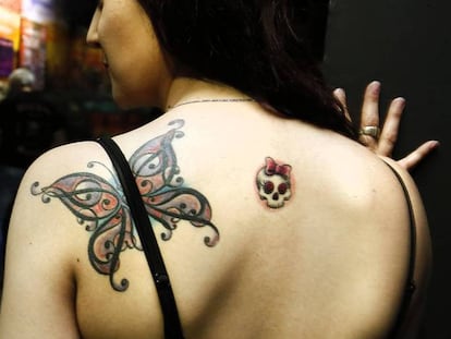 ¿Qué contiene la tinta de los tatuajes?