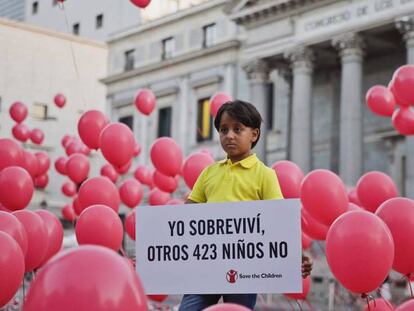 Homenaje de Save the Children a las puertas del Congreso de los Diputados.