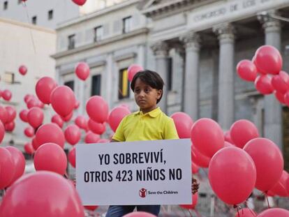 Homenaje de Save the Children a las puertas del Congreso de los Diputados.
