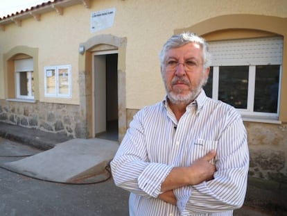 José Antonio Sánchez Gil, alcalde (PP) de Tabera de Abajo (Salamanca), delante de Ayuntamiento de la localidad.