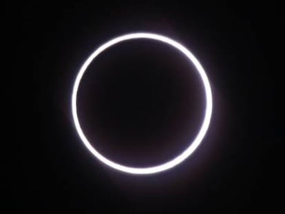 El eclipse visto este jueves desde Isla Reunión. AFP PHOTO