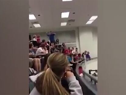 Un estudiante libra a su clase de un examen con un tiro a canasta extraordinario