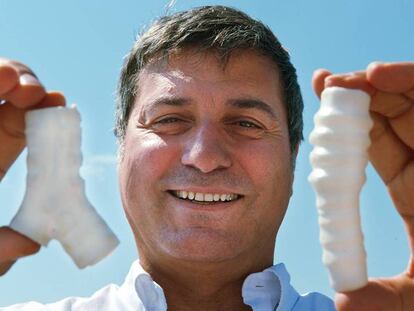 O cirurgião italiano Paolo Macchiarini, com as traqueias sintéticas que usava em seus transplantes.