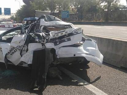 Un autobús embiste a un coche de la Guardia Civil