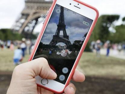 Un jugador de Pokemon Go, ante la Torre Eiffel.